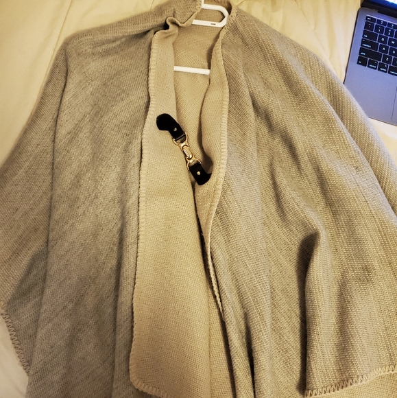 RW&CO shawl with clasp - Picture 1 of 1